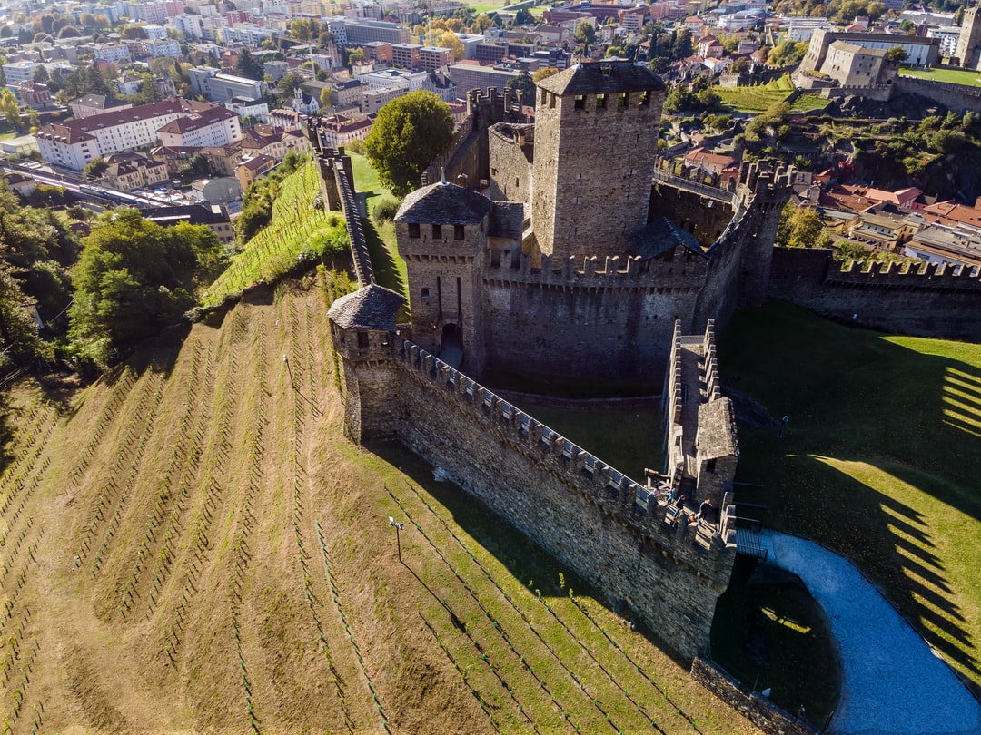 How to avoid tourist scams in Bellinzona Switzerland